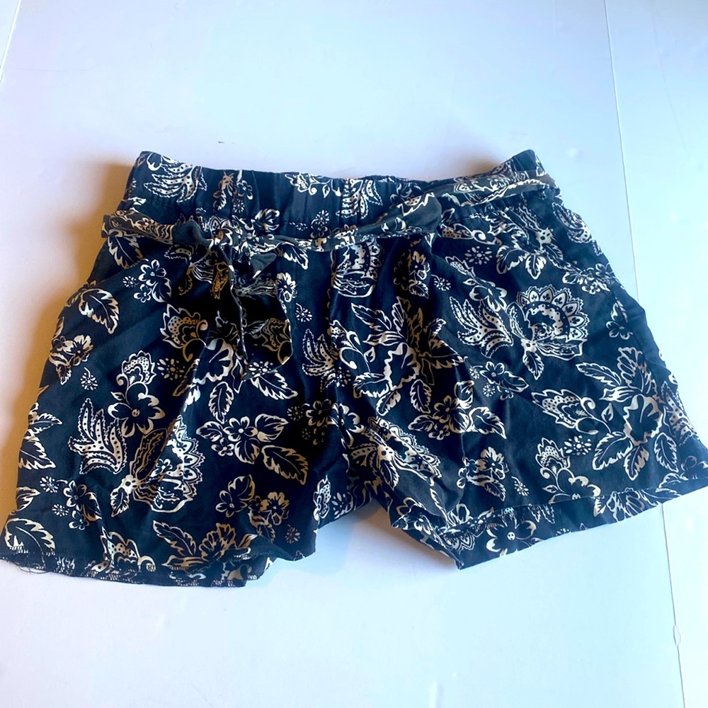 Ann Taylor Women’s Black/White shorts (4)